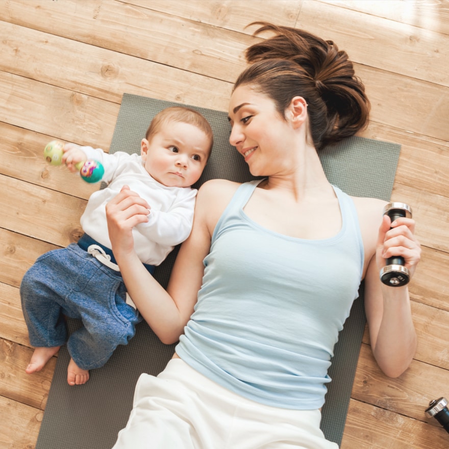 Mãe com filho fazendo exercícios