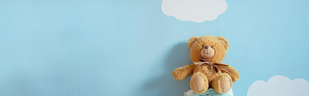 Teddy sentado em fraldas