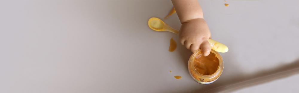 Bebê pegando comida