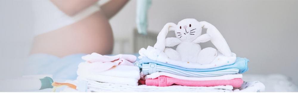 Pilha de roupas de bebê
