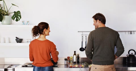 Casal cozinhando juntos